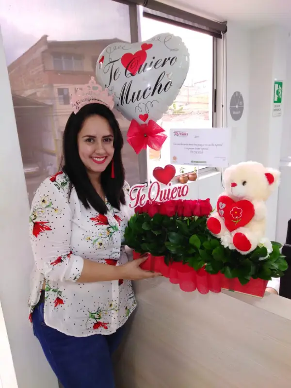 flores-floristeria-medellin-este-es-un-detalle-especial-para-una-mujer-que-tiene-un-corazon-grande-floristeria-medellin